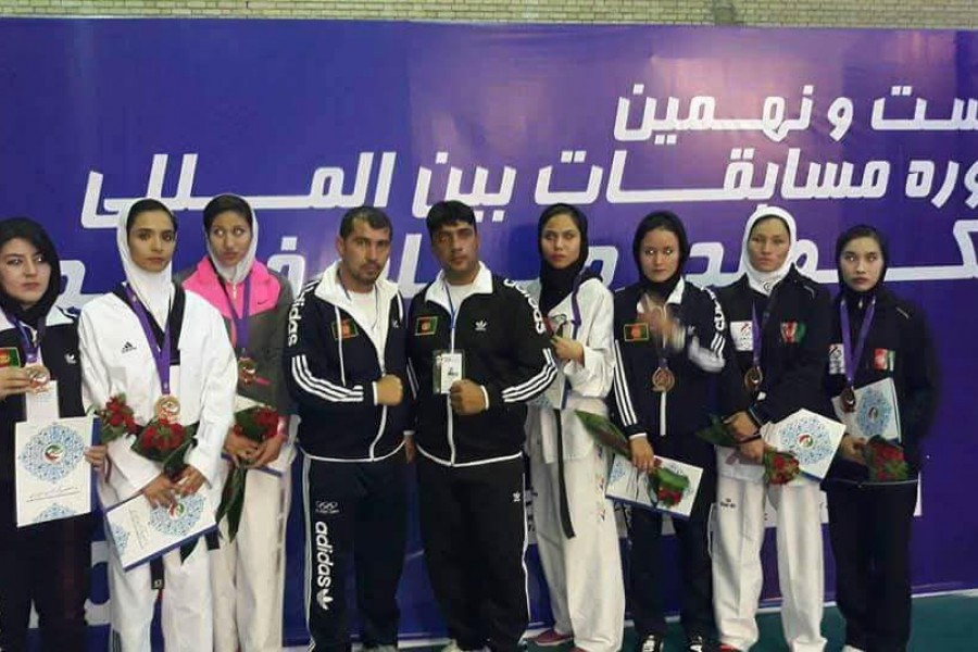 تیم ملی تکواندو افغانستان پس از کسب مقام سوم مسابقات بین المللی جام فجر ایران به کشور بازکشت