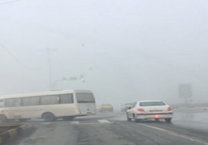 مه صبحگاهی در خیابان‌های کرمان + فیلم