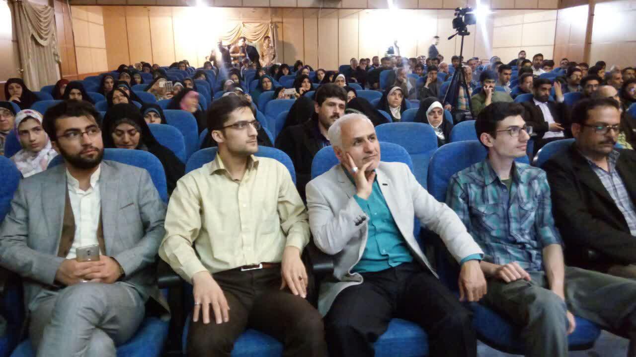 ایران در دو راهی عزت و ذلت قرار دارد