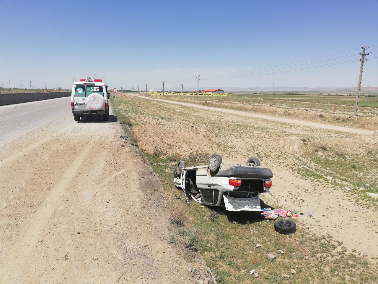 امدادرسانی به مصدومین حادثه واژگونی خودرو پراید