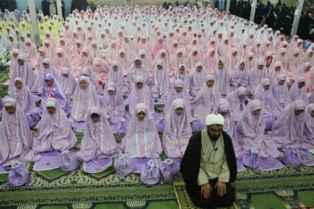 چرا مرد در نماز جلوتر می ایستد