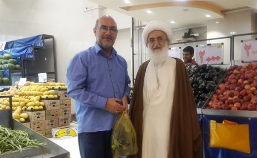 مرجع تقلید در بازار میوه و تره&zwnj;بار+تصویر