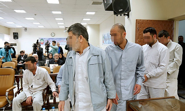 نقل قول&zwnj;های متفاوت از میزان افزایش حقوق کارمندان/ گیر کردن کامیون هنگام عبور از تونل/ تحریف نام خلیج فارس در موزه ملی ژاپن/ جالب&zwnj;ترین بالش مسافرتی که تاکنون دیده&zwnj;اید + فیلم و صوت
