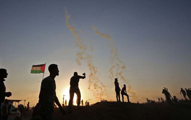 اعتراض فلسطینی ها با پرتاب لنگه کفش و تخم مرغ