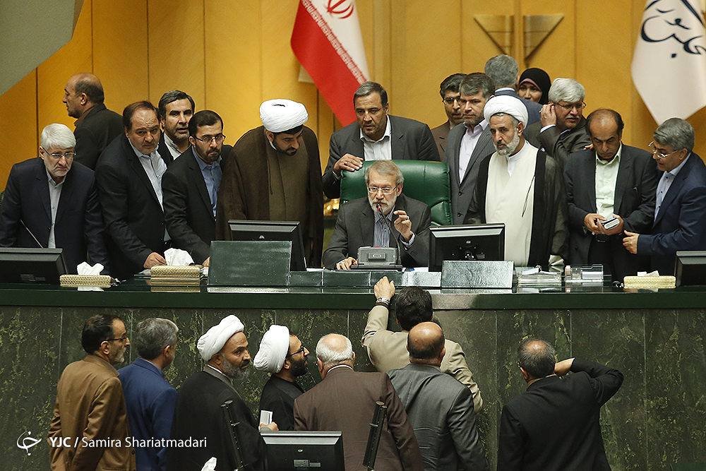 جنجال در بهارستان بر سر یک لایحه/ نمایندگان: ملت ما را نخواهند بخشید/لاریجانی: مجلس جای گفت&zwnj;وگوست