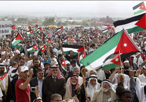 حمله جوانان فلسطینی با تخم مرغ به هیات آمریکایی + فیلم