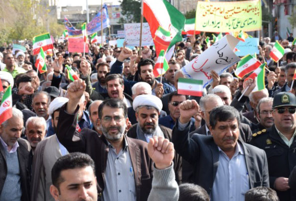 امام جمعه ای که در تجمعات کازرون به میان مردم رفت