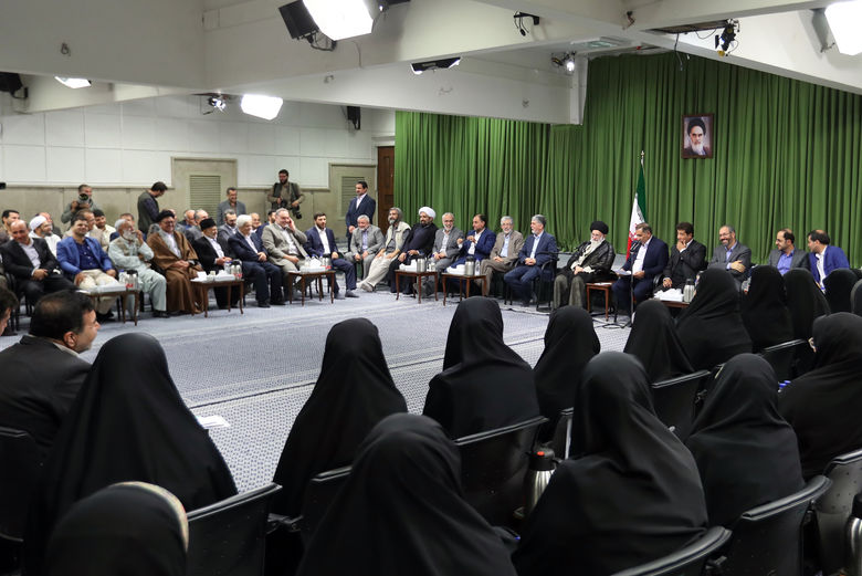 بکوشید شعر فارسی عفیف، حکمت&zwnj;آمیز و امیدآفرین باقی بماند
