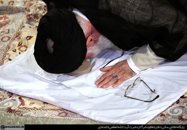 تصاویری از دیدار شب گذشته جمعی از شاعران و اهالی فرهنگ و ادب با رهبر انقلاب
