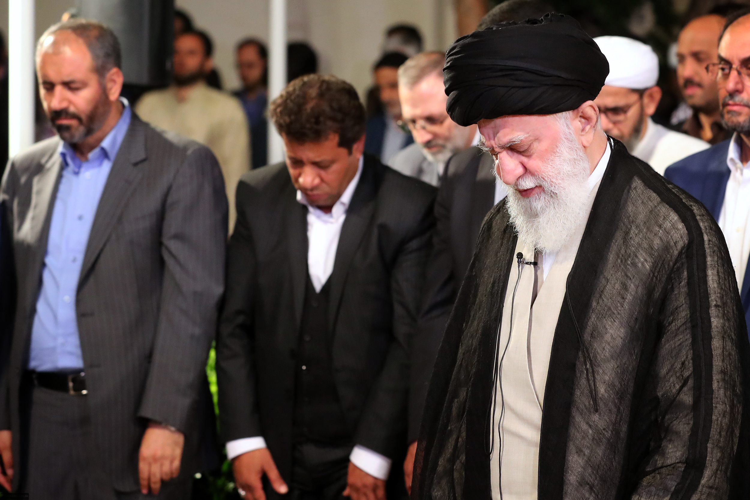 تصاویری از دیدار شب گذشته جمعی از شاعران و اهالی فرهنگ و ادب با رهبر انقلاب