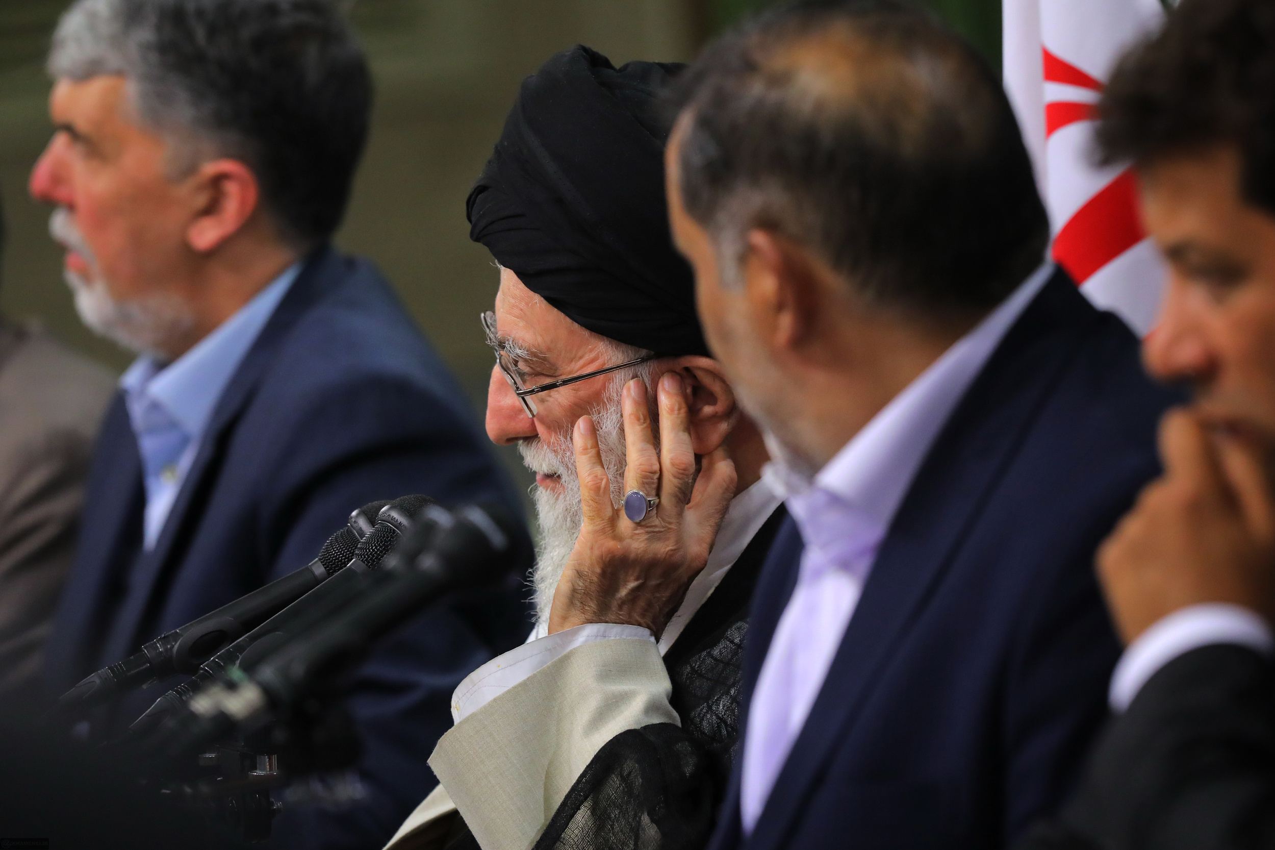تصاویری از دیدار شب گذشته جمعی از شاعران و اهالی فرهنگ و ادب با رهبر انقلاب