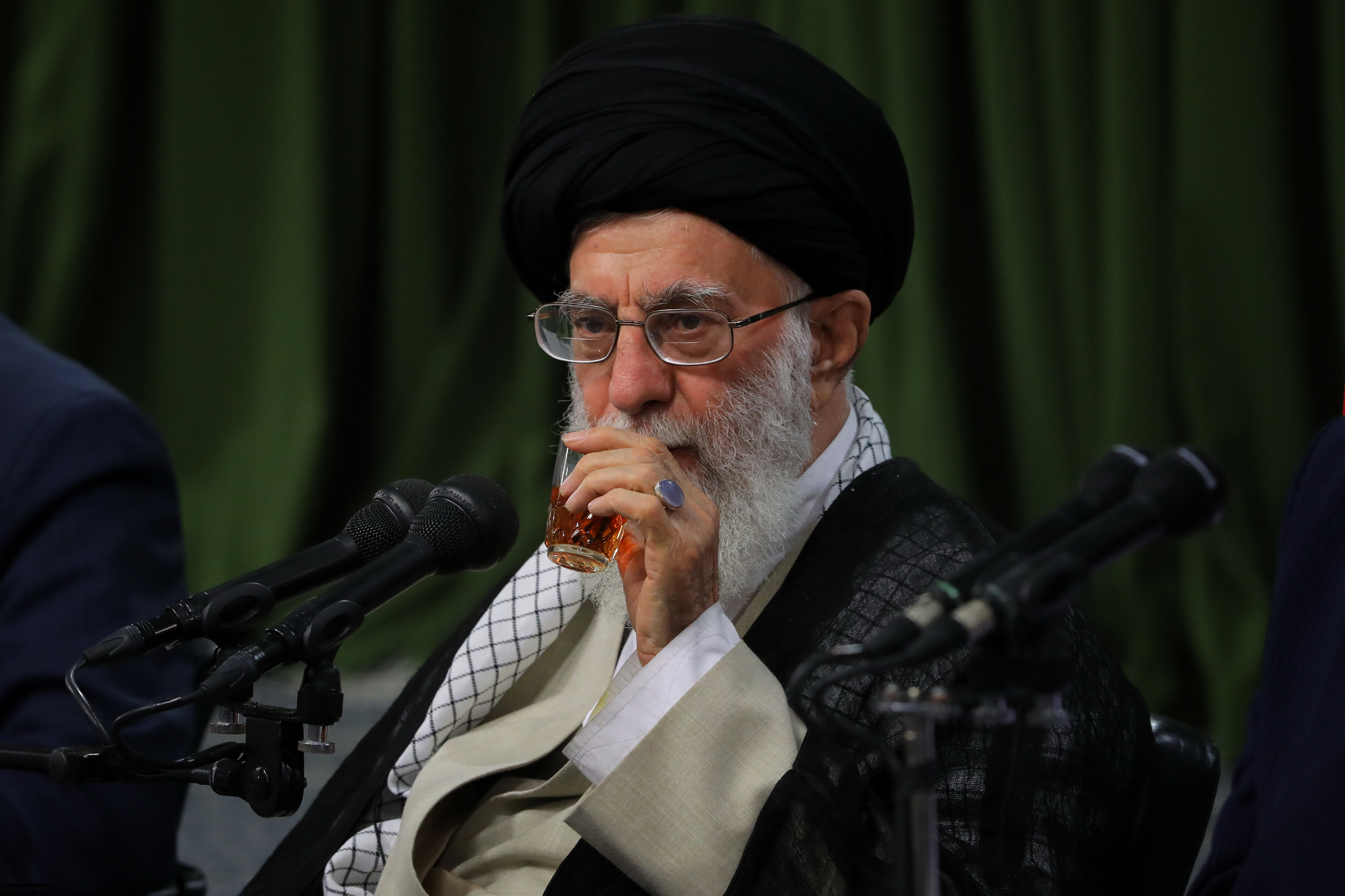 تصاویری از دیدار شب گذشته جمعی از شاعران و اهالی فرهنگ و ادب با رهبر انقلاب