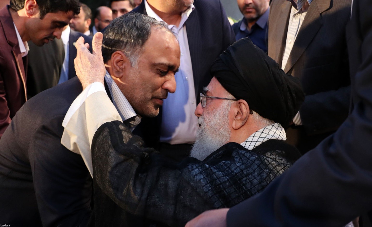شعرخوانی در کنار زمین گل کوچک بچه&zwnj;ها و خانه&zwnj;های مردم