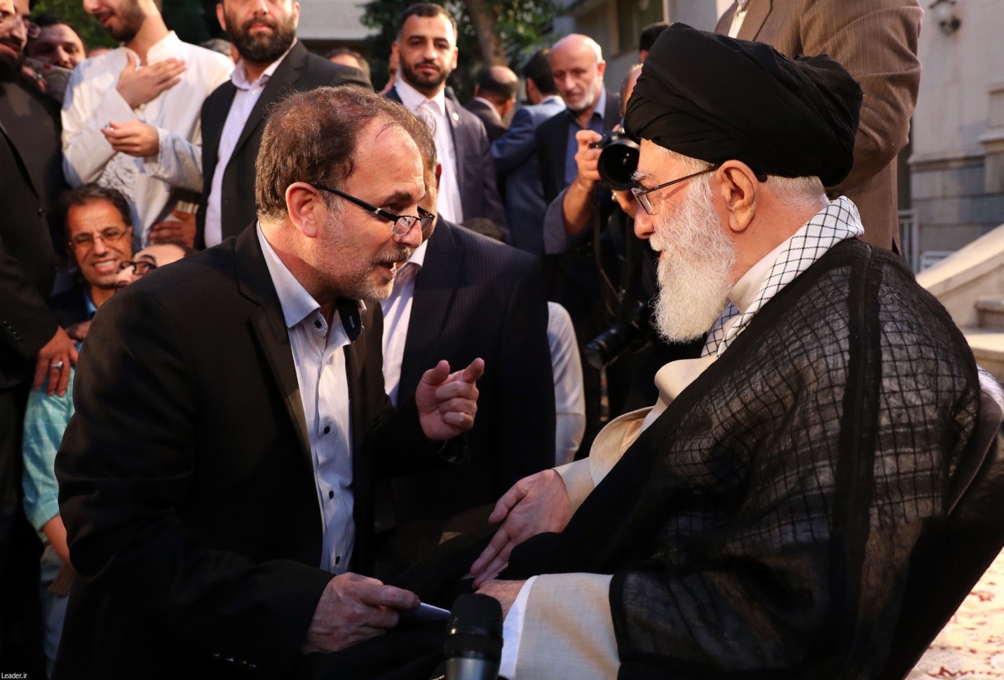 شعرخوانی در کنار زمین گل کوچک بچه&zwnj;ها و خانه&zwnj;های مردم