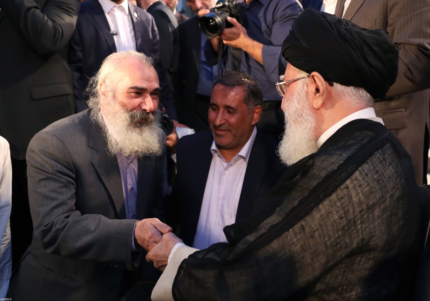 شعرخوانی در کنار زمین گل کوچک بچه&zwnj;ها و خانه&zwnj;های مردم