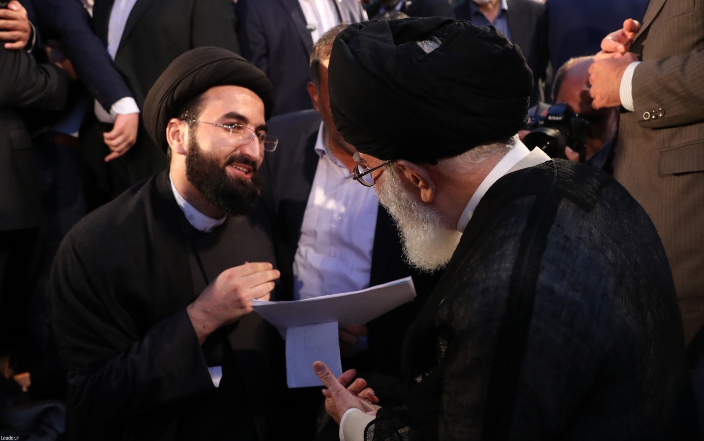 شعرخوانی در کنار زمین گل کوچک بچه&zwnj;ها و خانه&zwnj;های مردم