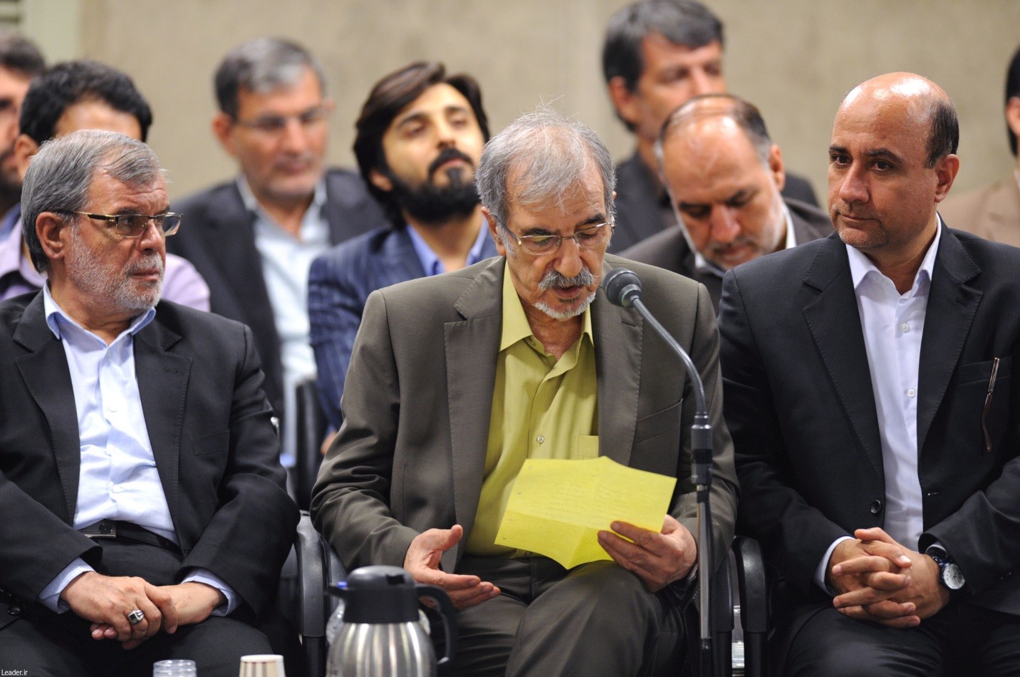 شعرخوانی در کنار زمین گل کوچک بچه&zwnj;ها و خانه&zwnj;های مردم