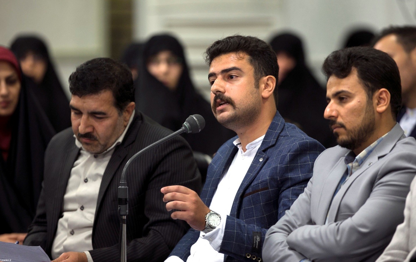 شعرخوانی در کنار زمین گل کوچک بچه&zwnj;ها و خانه&zwnj;های مردم