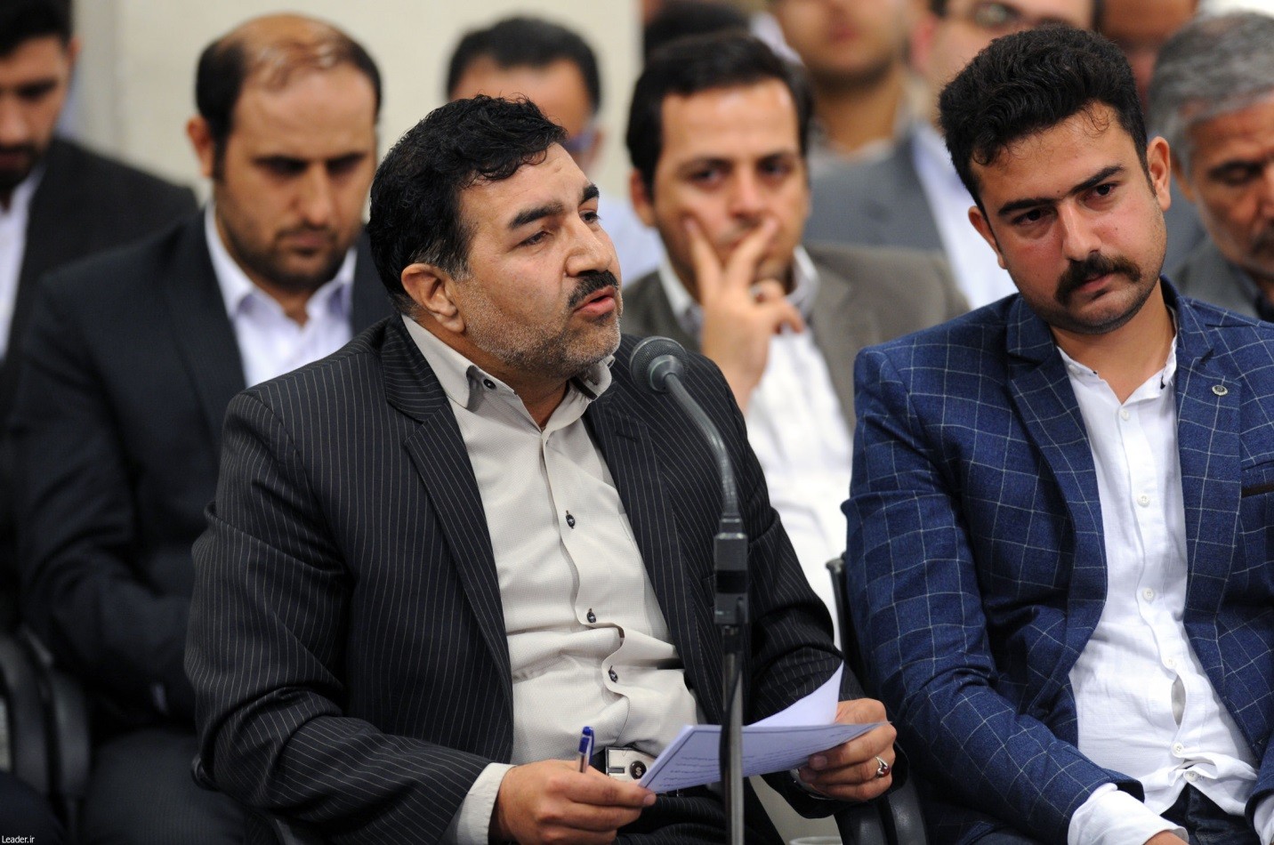 شعرخوانی در کنار زمین گل کوچک بچه&zwnj;ها و خانه&zwnj;های مردم