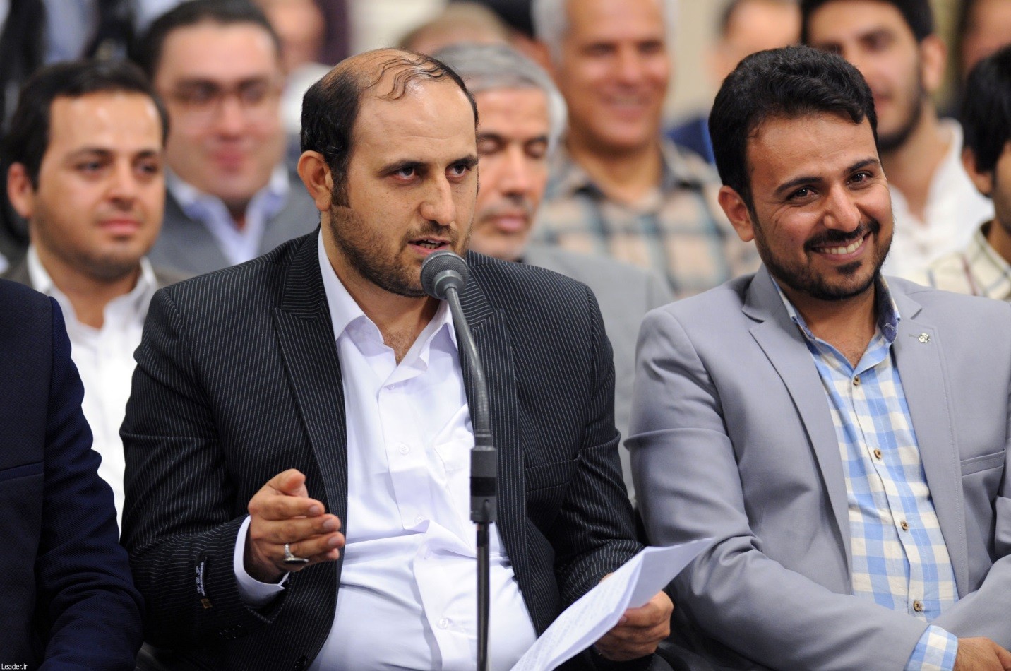 شعرخوانی در کنار زمین گل کوچک بچه&zwnj;ها و خانه&zwnj;های مردم