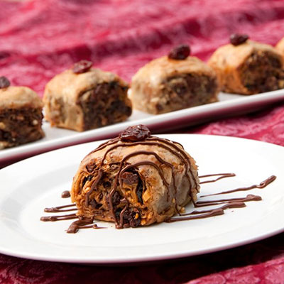 طرز تهیه باقلوای آلبالویی شکلاتی