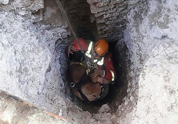 نجات سه کارگر چاه کن از عمق ۲۰ متری چاه