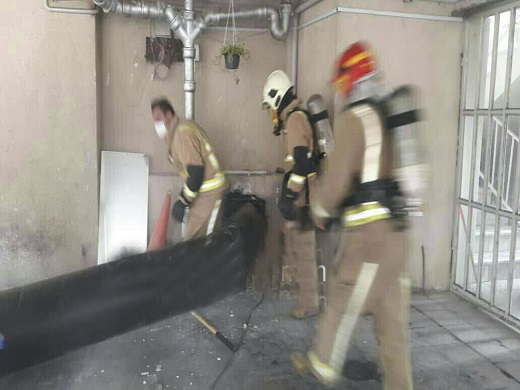 نجات جان ۱۵ نفر از راه پشت بام در آتش سوزی خانه خیابان پیامبر