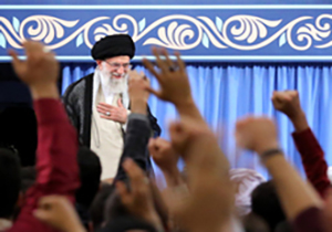 همخوانی دانشجویان در دیدار با رهبرانقلاب + فیلم