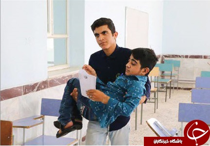 ماجرای دانش آموزی که هر روز همکلاسی&zwnj;اش را تا مدرسه کول می کند!