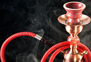ویدئویی قبیح از آموزش قلیان&zwnj;کشی به کودک ۴ ساله!