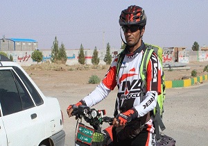 دوچرخه سوار ایرانگرد به سمنان رسید