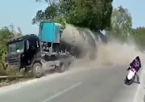 لحظه دلخراش له شدن عابران پیاده زیر چرخ های کامیون دیوانه + فیلم