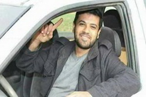 تصویر تاثربرانگیز دخترک فلسطینی در کنار قبر پدر
