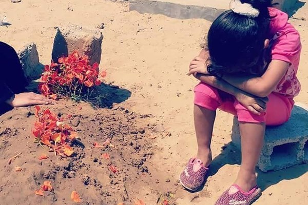 تصویر تاثربرانگیز دخترک فلسطینی در کنار قبر پدر