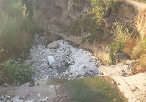 چهره زشت زباله‌ها در رودخانه روستای "سارو" + فیلم