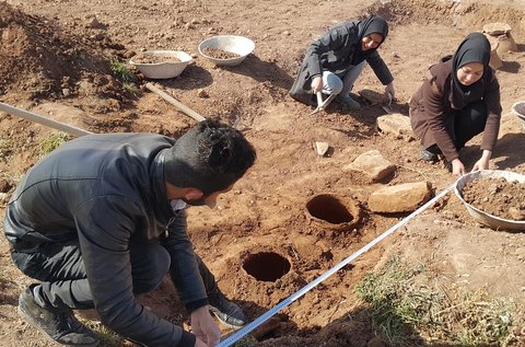 کشف ۱۲خمره سفالی از یک شهر تاریخی در تربت حیدریه