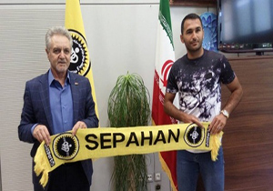 مدافع سپاهان در این تیم ماندنی شد