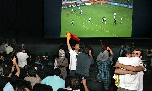 نظر دو سینماگر درباره پخش بازی‌های جام جهانی در سینما
