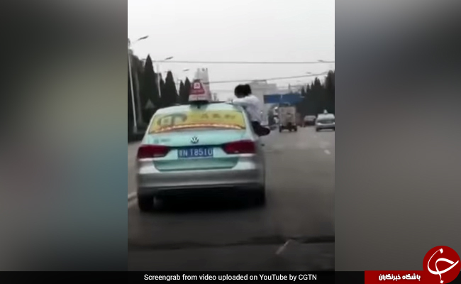 انجام تکالیف مدرسه روی سقف تاکسی در اتوبان! فیلم