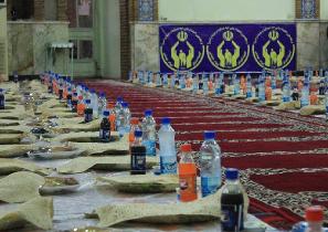 نشستن 400 یتیم بر سفره افطار کمیته امداد امام خمینی خوزستان