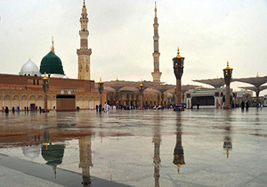 غافلگیری زائران از بارش شدید باران در مدینه + فیلم