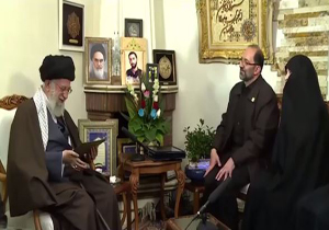 لحظاتی از حضور رهبر انقلاب در منزل شهید حدادیان +فیلم