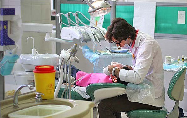 استخدام دستیار دندانپزشک در یک کلینیک