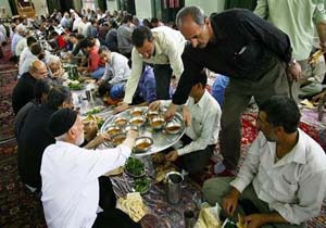 اطعام&zwnj; مواد غذایی بین نیازمندان همدانی در ماه رمضان