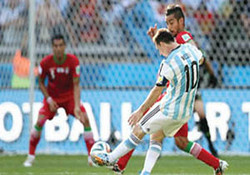 حرکت جالب لیونل مسی با بطری های نوشابه + فیلم