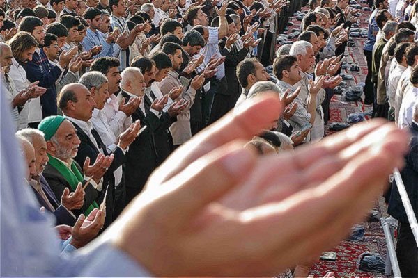 استقبال از نمازگزاران عید فطر با گل و گلاب/ تلاش برای افشای ماهیت جنایات رژیم صهیونیستی