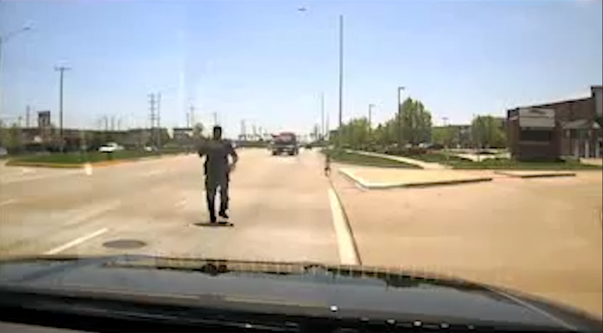 نجات جان کودک خردسال رها شده در اتوبان در آخرین لحظه! + فیلم