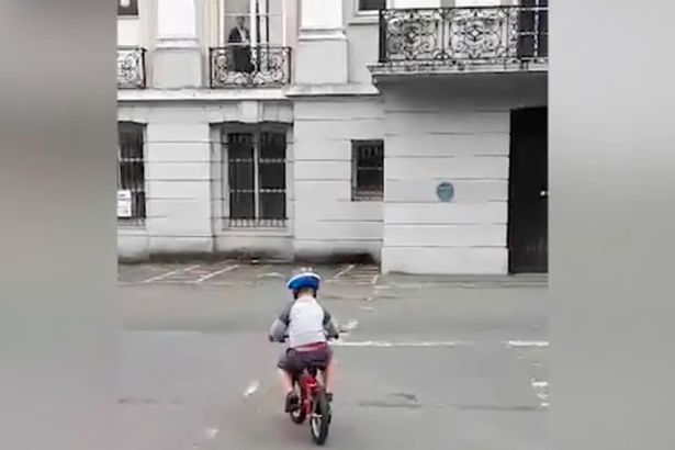 شبح پیرزن ایستاده در پشت پنجره خبرساز شد! + فیلم//
