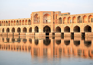پل خواجو در حال فرو ریختن + فیلم