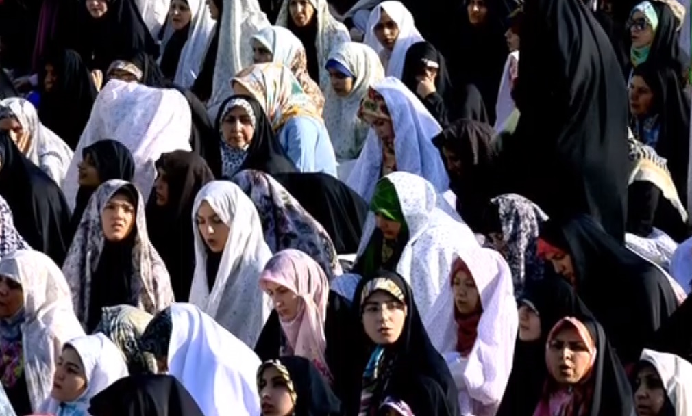 حاشیه&zwnj;نگاری از اقامه نماز بندگی به امامت رهبر معظم انقلاب اسلامی/واکنش مردم به شعرخوانی میثم مطیعی